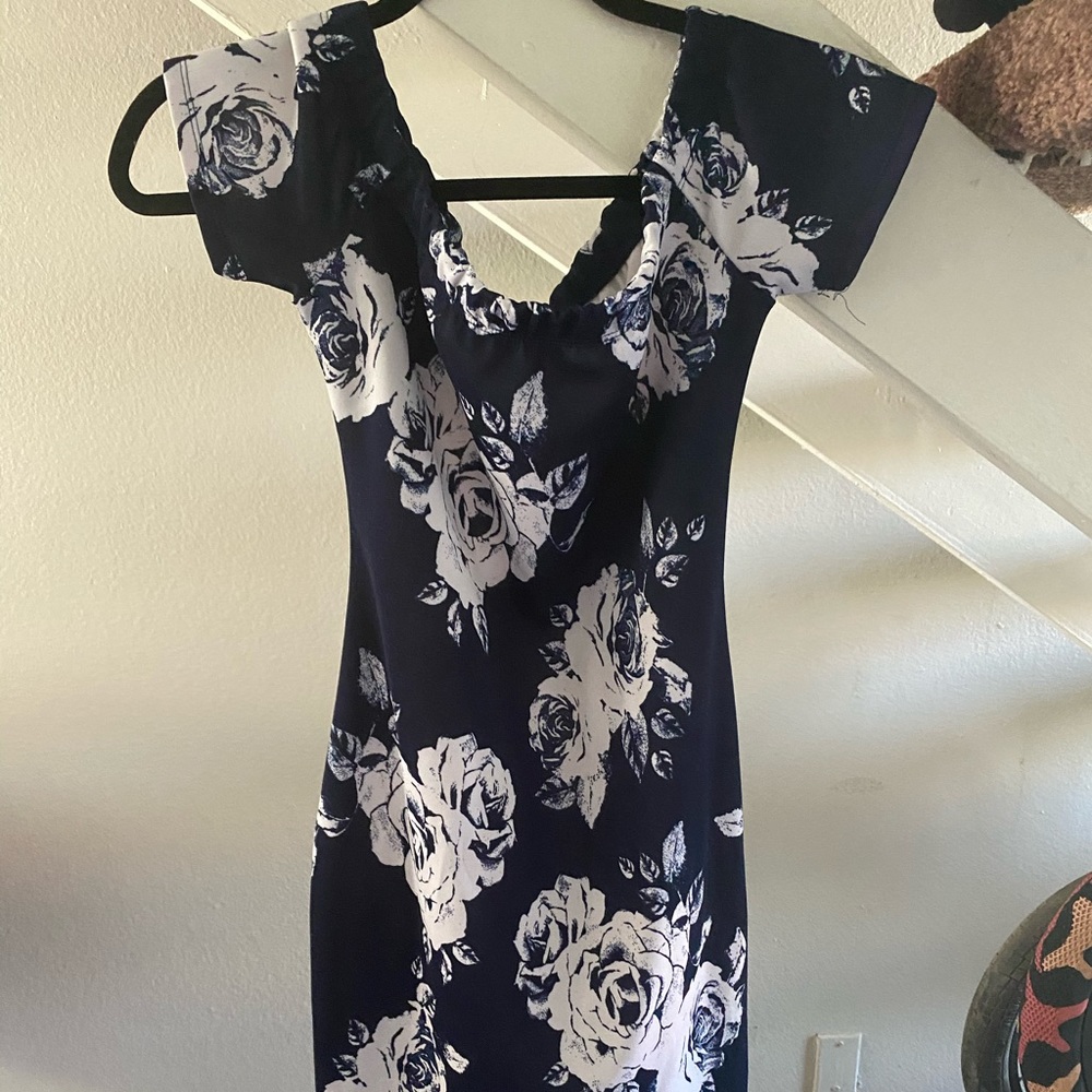 Tight blue classy dress with roses